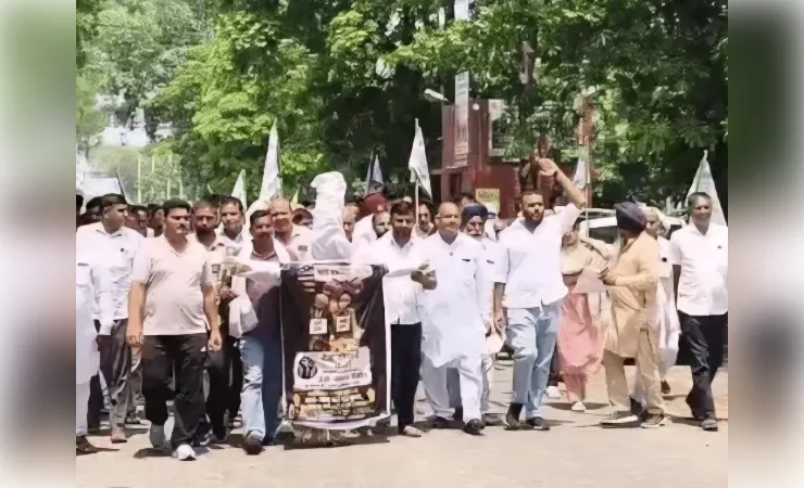 भारत-अमेरिका प्रस्तावित व्यापार समझौते के विरोध में किसानों का प्रदर्शन, ज्ञापन सौंपा