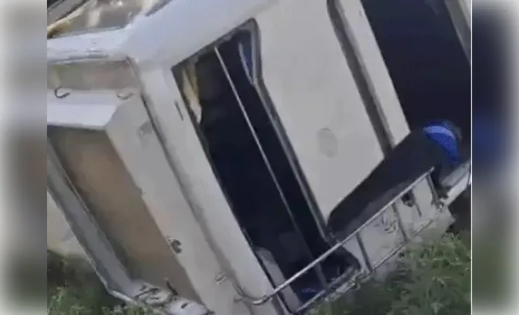 जयपुर-अजमेर हाईवे: ट्रक की टक्कर से पलटी बस, हादसे में तीन लोगों की गई जान 