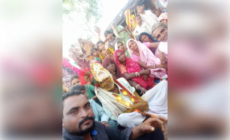 ढोल-नगाड़ों के साथ बेटों और पोतों ने कराई बुजुर्ग माता-पिता की शादी मिसाल बना