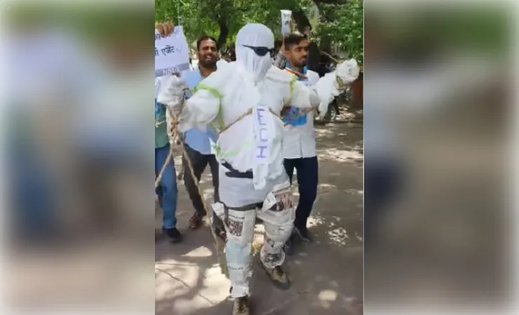  एनएसयूआई ने ईसीआई कार्यालय के बाहर किया कठपुतली प्रदर्शन, हिरासत में लिए गए कार्यकर्ता