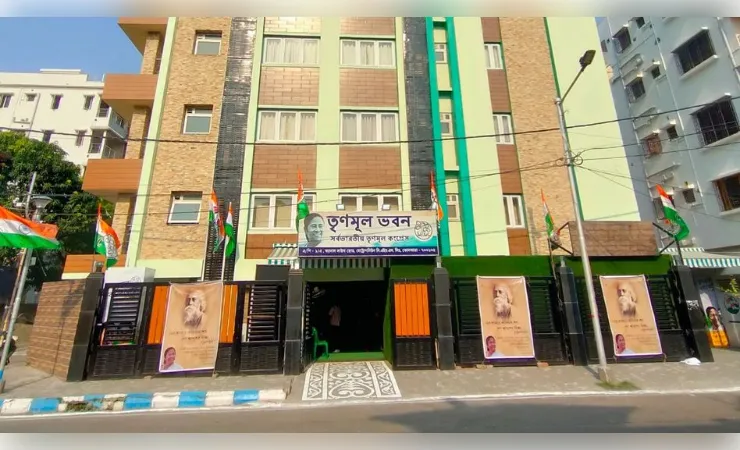  सत्ता परिवर्तन के बाद टोपसिया स्थित तृणमूल के अस्थायी पार्टी कार्यालय पर लगा ताला