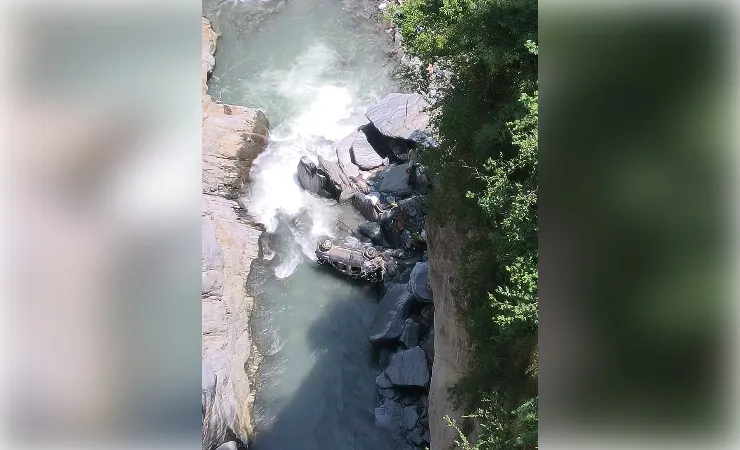 दर्दनाक सड़क हादसा: नाले में गिरी कार, तीन महिलाओं समेत चार की मौत