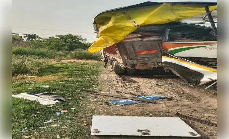 रोडवेज बस खड़े ट्रक से टकराई, चालक की मौत व परिचालक सहित चार यात्री घायल