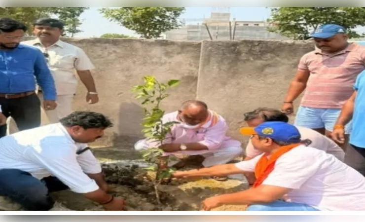 जनप्रतिनिधियों ने पौधरोपण कर दिया एक पेड़ मां के नाम का संदेश