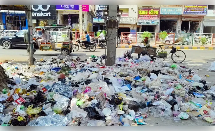 डोर-टू-डोर कचरा संग्रहण बंद,वेतन नहीं मिला तो कर्मचारी हड़ताल पर 