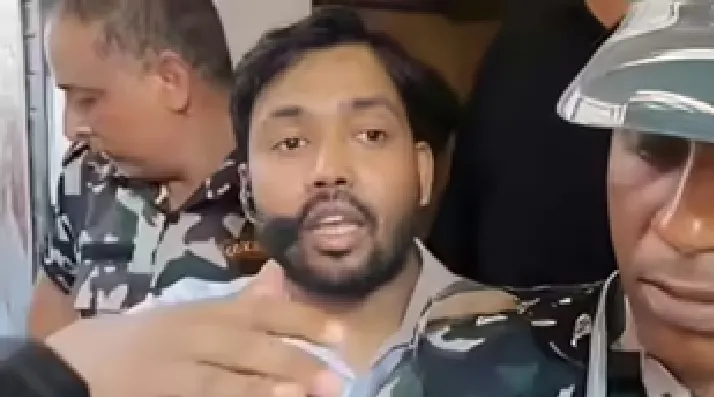 पटना कोर्ट पहुंचे खान सर, फायरिंग मामले में किया सरेंडर, पुलिस कार्रवाई के बीच बढ़ी कानूनी मुश्किलें