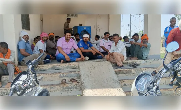 हमीरपुर में बिजली व्यवस्था धड़ाम होने से किसानों में आक्रोश, ग्रामीणों ने दिया धरना