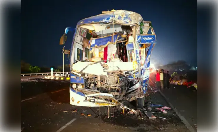 शाजापुर: ट्रक से टकराई मजदूरों से भरी बस , चालक की मौत, 18 घायल