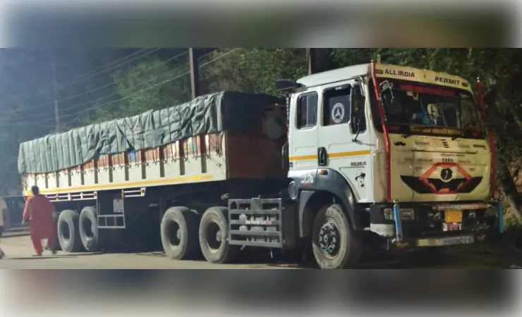 बिना अनुमति बैटरी स्क्रैप परिवहन पर कार्रवाई, पर्यावरण विभाग ने पुलिस को सौंपा ट्रक 