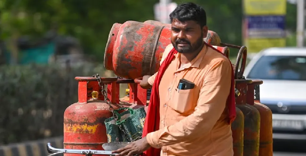 घरेलू LPG सिलिंडर फिर हुआ महंगा, 29 रुपये बढ़े दाम, आज से नई कीमतें लागू