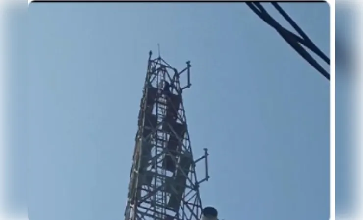 प्रेमिका से शादी रचाने के लिए टावर पर चढ़ा युवक, उतारने के प्रयास जारी