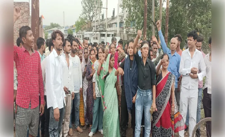 कम वेतन को लेकर गोकुल फूड्स कम्पनी में मजदूरों ने कर दी हड़ताल