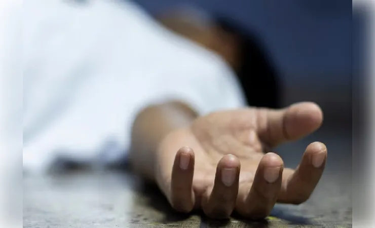  औरैया : अनियंत्रित होकर सड़क किनारे गड्ढे में गिरी बाइक, युवक की मौत