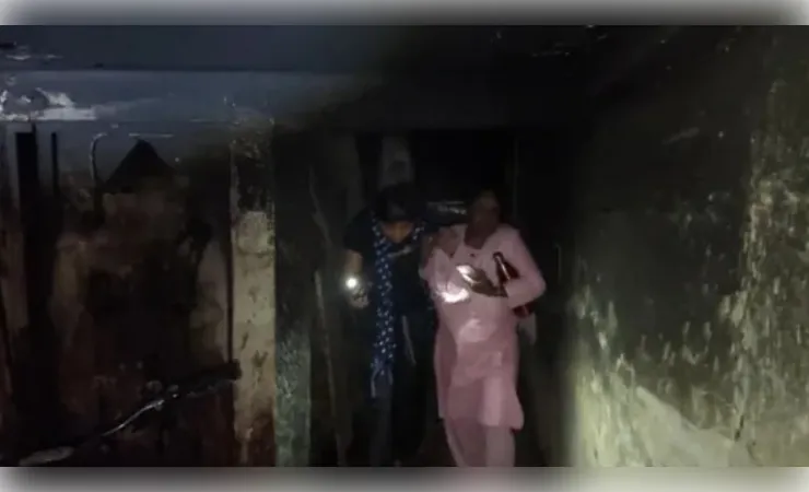 बिजली मीटर में लगी आग से मचा हड़कंप, छत पर फंसे लोग, दमकल ने किया रेस्क्यू