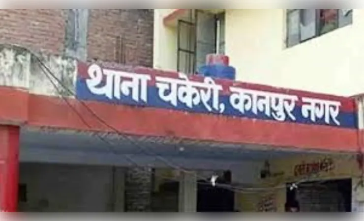महिला मित्र के साथ रह रहे युवक का शव फंदे से लटका मिला