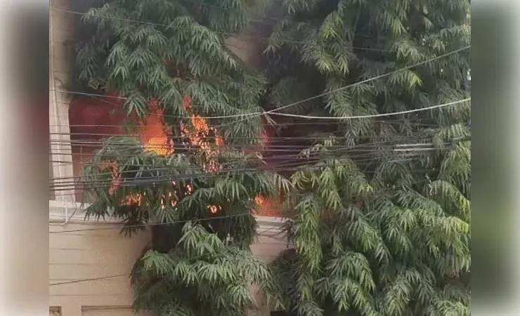 इंदौर: पॉश बंगले में एसी ब्लास्ट के बाद लगी भीषण आग, तीन घायल