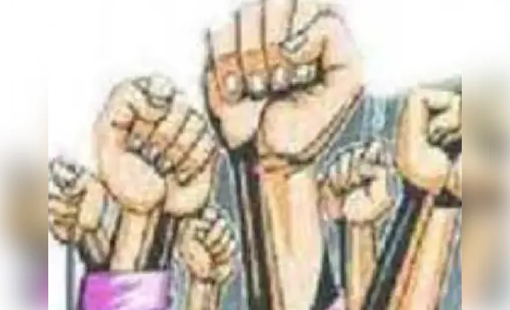 निजी कम्पनी में विलय के विरोध में उतरे संविदा परिचालक, मांगों को लेकर की नारेबाजी 