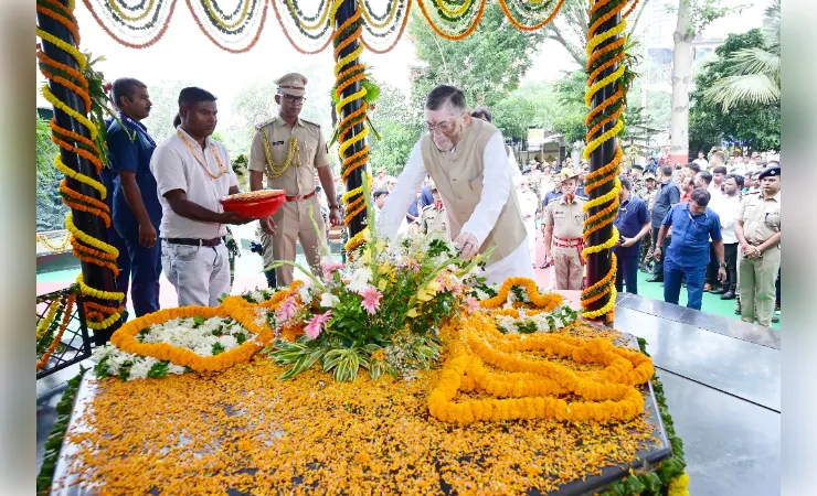  धरती आबा भगवान बिरसा मुंडा को राज्यपाल और मुख्यमंत्री ने दी श्रद्धांजलि