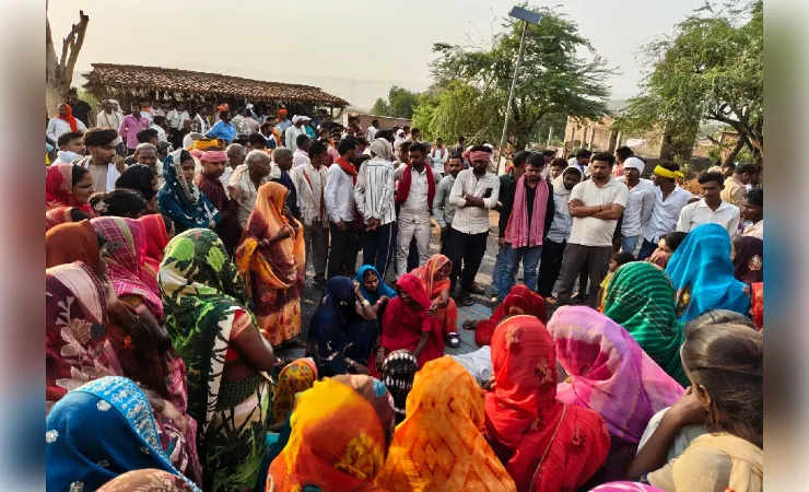  हाइटेंशन लाइन के चपेट में आकर नाबालिग युवक की मौत, परिजनों के साथ ग्रामीणों ने लगाया जाम
