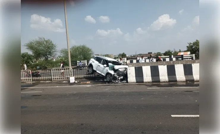 भीषण सड़क हादसा: डिवाइडर से टकराई क्रेटा कार, आरक्षक समेत सात घायल