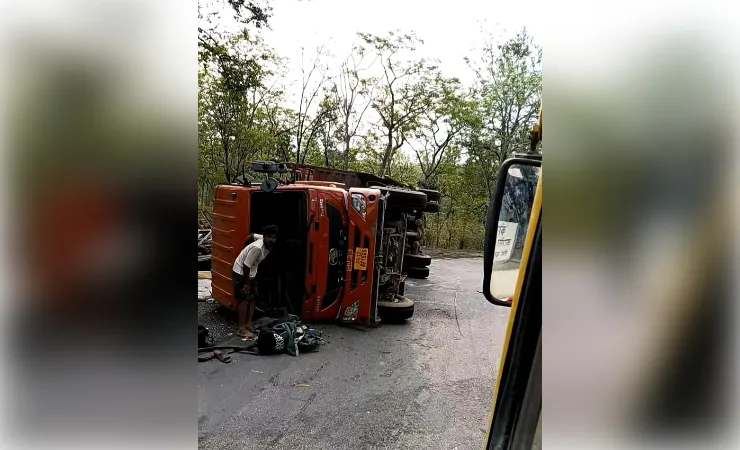 कोरबा में कैंची मोड़ पर पलटा मालवाहक वाहन, चालक गंभीर रूप से घायल