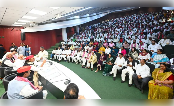 भाजपा सरकार में कमीशनखोरी और अवैध खनन जमकर फलफूल रहा : अखिलेश यादव