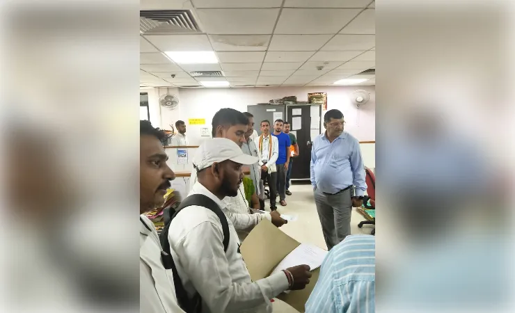 अपर आवास आयुक्त का निरीक्षण, ड्यूटी से गायब मिले कर्मचारी से मांगा स्पष्टीकरण