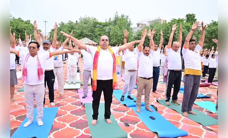  दिल्ली के स्वास्थ्य मंत्री ने योग को जीवनशैली का हिस्सा बनाने का किया आह्वान