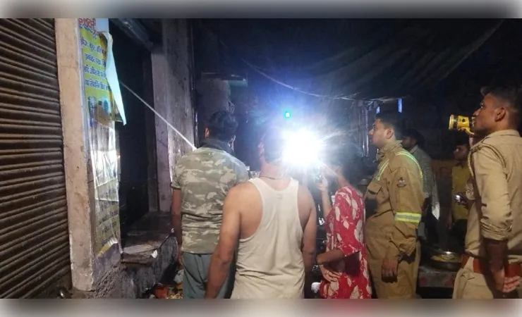 हाथरस: मिष्ठान भंडार में लगी भीषण आग, लाखों का सामान जलकर राख