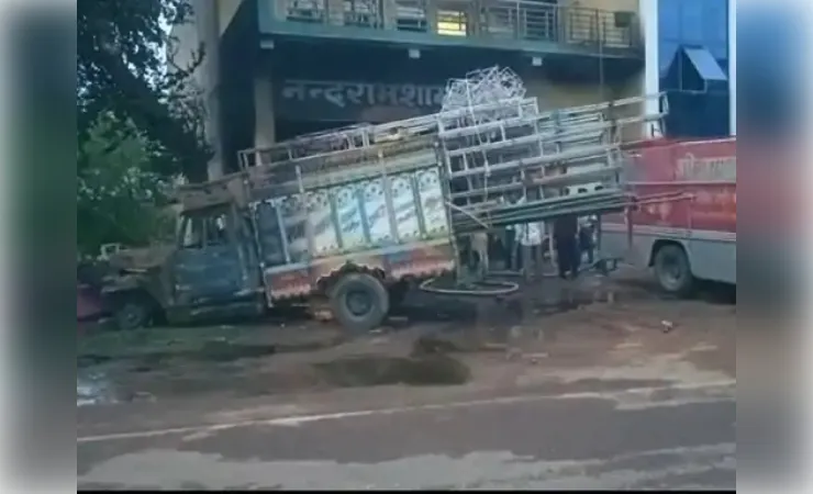 निवाड़ी में टेंट दुकान में भीषण आग, पिकअप वाहन समेत लाखों का सामान जलकर खाक