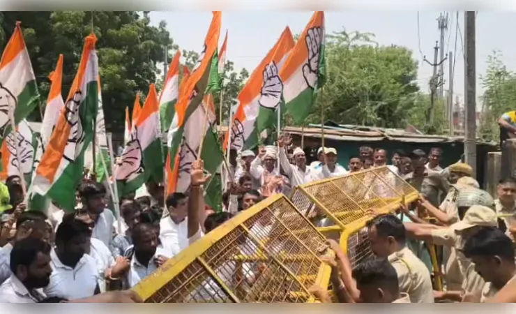 कांग्रेस का डूंगरपुर जिले में अघोषित बिजली कटौती के खिलाफ विराेध प्रदर्शन