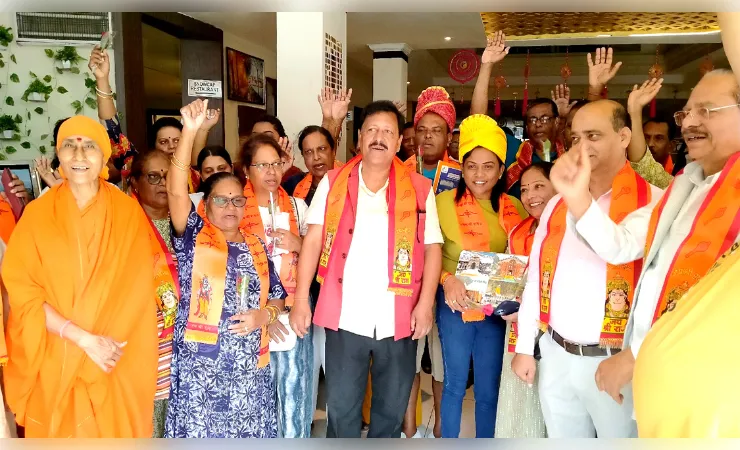 हरिद्वार: विदेशी हिंदू श्रद्धालुओं का 47 सदस्यीय दल चारधाम यात्रा पर रवाना