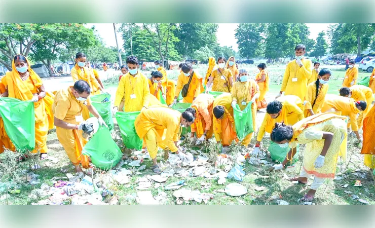 हरिद्वार : अंतरराष्ट्रीय योग दिवस के अवसर पर शांतिकुंज के साधकों ने  चलाया स्वच्छता अभियान
