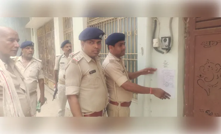 25 से अधिक मामलों में वांछित अपराधी की तलाश तेज, पुलिस ने घर पर चस्पा किया इश्तेहार