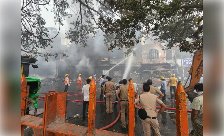 रोहतक: एसी का कंप्रेशर फटने से आधा दर्जन दुकानों में लगी भयंकर आग, भारी नुकसान