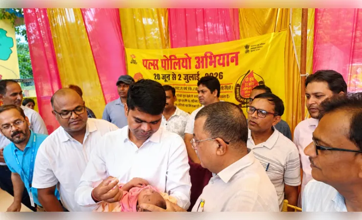 सीवान में डीएम ने पिलाई पोलियो की दो बूंद, पांच दिवसीय अभियान की हुई शुरुआत
