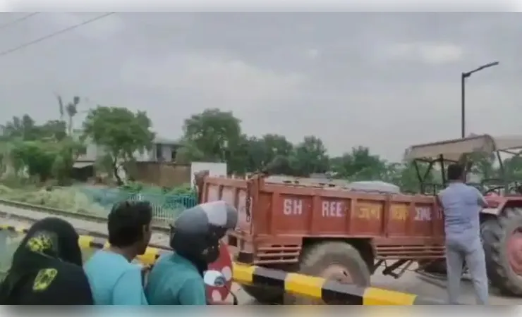 रेलवे ट्रैक पर फंसा ट्रैक्टर, नौचंडी एक्सप्रेस को इमरजेंसी ब्रेक लगाकर रोका गया