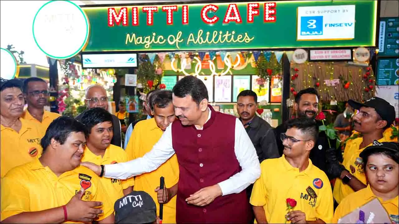 Maharashtra: CM फडणवीस ने नवी मुंबई एयरपोर्ट पर दिव्यांग ‘मिट्टी कैफे’ का लिया जायजा