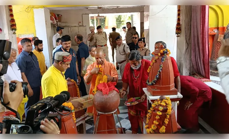योगी ने मां बगलामुखी के दर्शन कर की पूजा अर्चना, महादेव का किया जलाभिषेक 