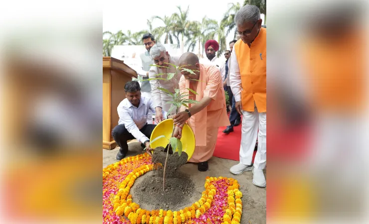 सीएम योगी ने लगाया आम और कपूर का पौधा, ‘एक पेड़ मां के नाम’ अभियान की शुरुआत