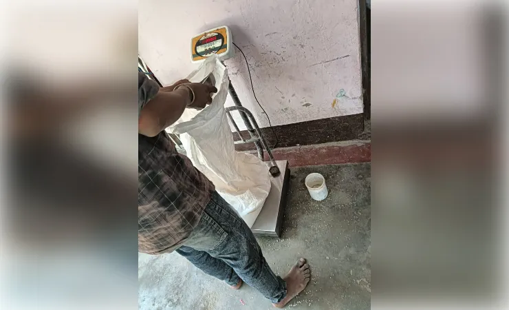  जनपद जालाैन में प्रधान व ग्रामीणों ने राशन वितरण में लगाया गड़बड़ी का आरोप