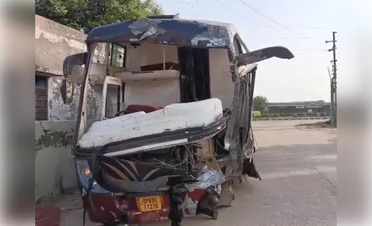 हाई मास्ट लाइट से टकराकर पलटी स्लीपर बस, 13 यात्री घायल; पांच गंभीर रेफर