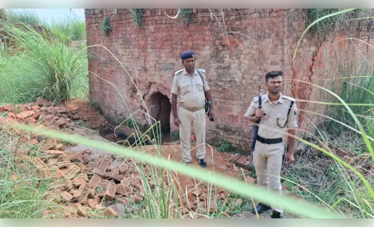 ईंट-भट्ठे के गड्ढे में दफन मिली महिला की लाश, हत्या कर सबूत मिटाने की आशंका