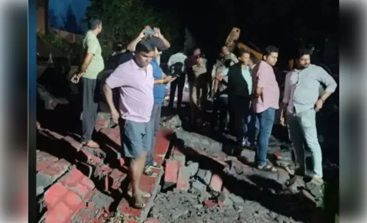तेज बारिश-आंधी में बड़ा हादसा, कमजोर बाउंड्री वॉल गिरने से मजदूरों पर टूटा कहर