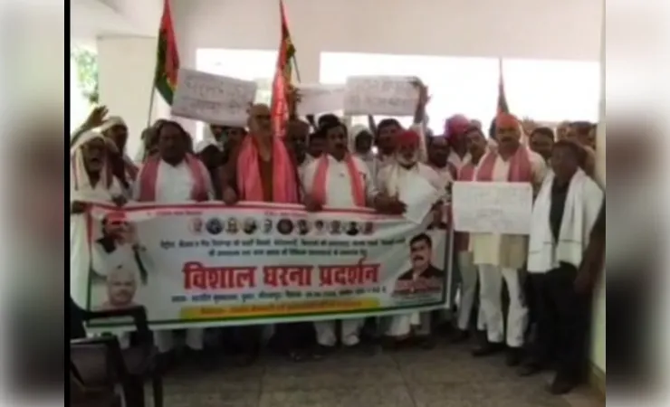 मीरजापुर में सपाइयों का तहसील पर जनसमस्याओं काे लेकर प्रदर्शन, सौंपा ज्ञापन