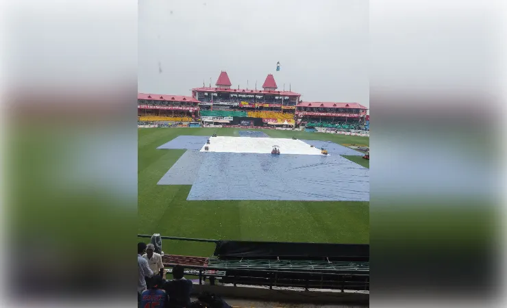 भारत-अफगानिस्तान वनडे : बारिश के बीच भी दर्शकों का उत्साह बरकरार,  मैच शुरू होने का इंतजार