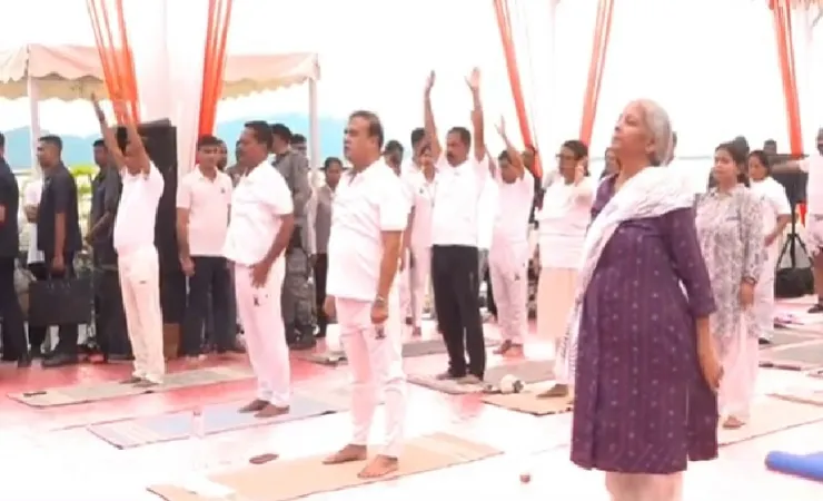 ब्रह्मपुत्र तट पर योग की गूंज, मुख्यमंत्री हिमंत और निर्मला सीतारमण ने किया योगाभ्यास
