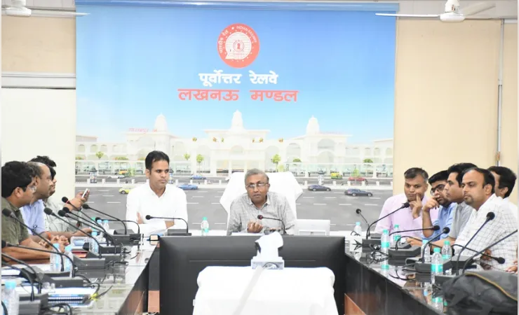 रेलवे का सुरक्षा संदेश: फाटकों पर न हो दुर्घटना, रेलवे ने लोगों को किया जागरूक