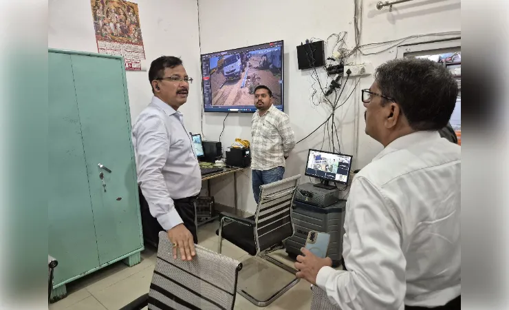 अवैध खनन पर प्रभावी नियंत्रण: जिलाधिकारी ने माइनिंग कमांड सेंटर का किया निरीक्षण