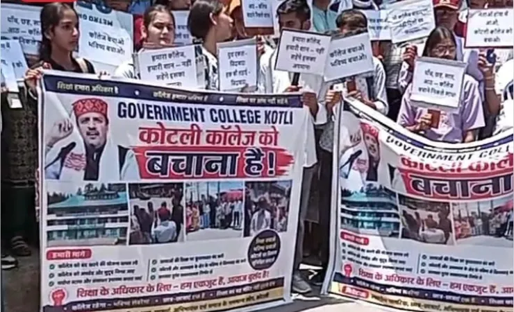 सड़कों पर उतरे कोटली कॉलेज बचाने को लोग, सरकार को दिया तीन दिन का अल्टीमेटम